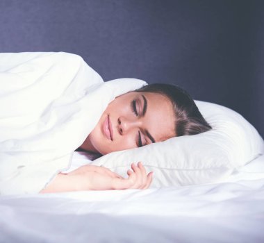 yatakta uyuyan güzel genç sarışın kadın