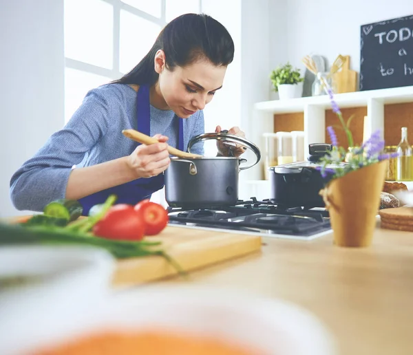 Gătit femeie în bucătărie cu lingură de lemn — Fotografie, imagine de stoc