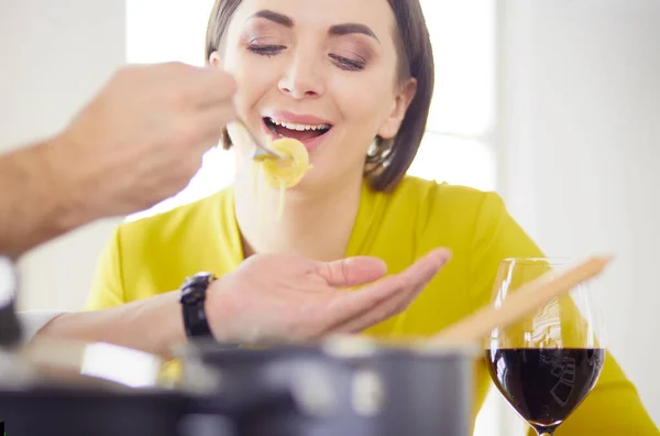 Samen koken in de keuken thuis — Stockfoto