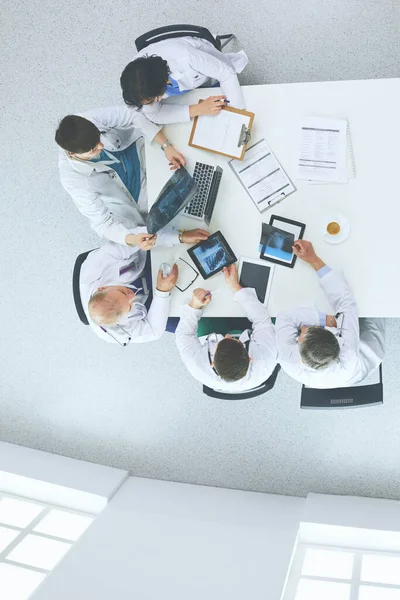 Medizinisches Team sitzt und diskutiert am Tisch, Draufsicht — Stockfoto