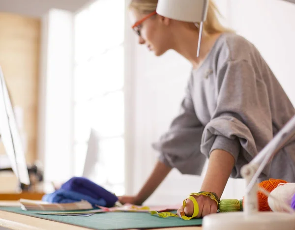 Modedesignerin arbeitet im Atelier an ihren Entwürfen — Stockfoto