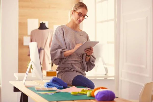 Portret van Fashion designer aan het werk in haar atelier — Stockfoto