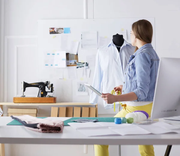 Aantrekkelijke jonge vrouw zijn in het proces van het creëren van nieuwe kleding collectie — Stockfoto