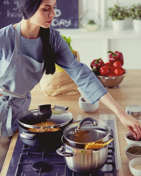 Žena pečení doma po recept na tabletu — Stock fotografie