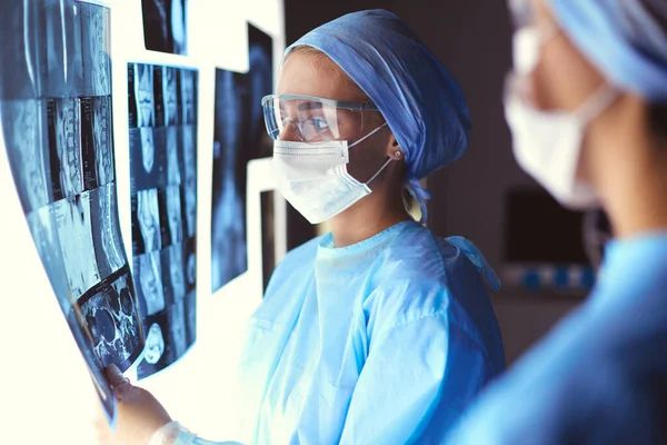 Dos mujeres médicas que miran rayos X en un hospital — Foto de Stock