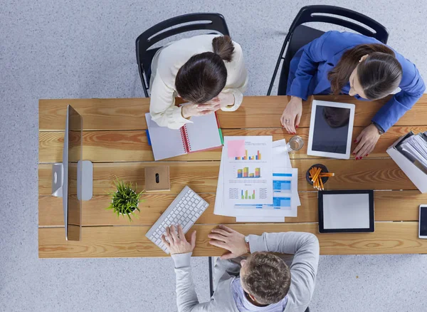 Des gens d'affaires heureux discutent au bureau — Photo