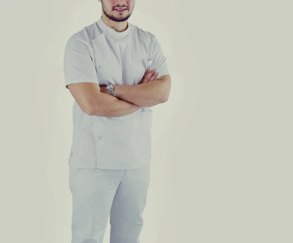 Doktor s rukama založenýma na bílém pozadí — Stock fotografie