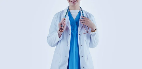 Smilende læge kvinde med stetoskop. Isoleret over hvid baggrund - Stock-foto