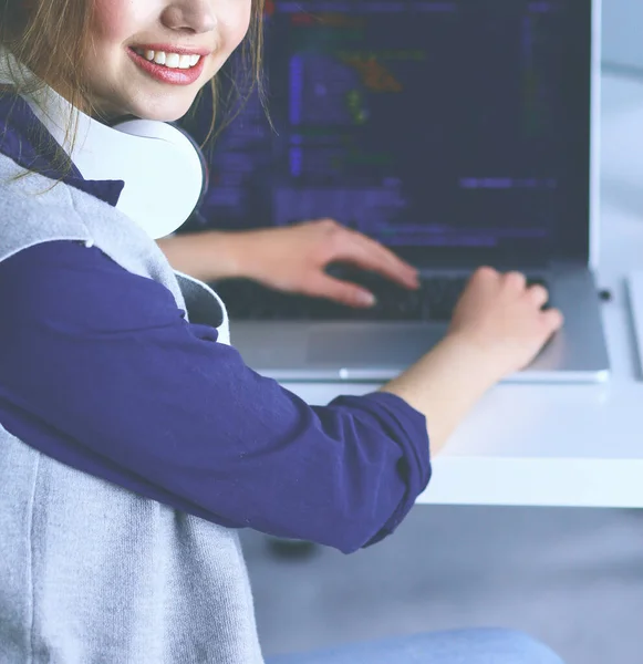 Young confident businesswoman working at office desk and typing with a laptop — Stock Photo, Image