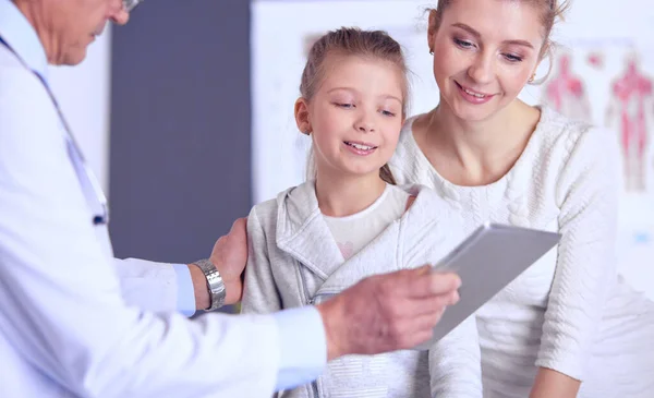 Kleines Mädchen mit Mutter zum Arzt auf Konsultation — Stockfoto