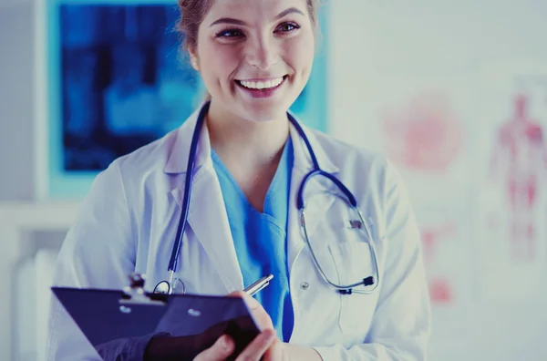 Medico donna in piedi con cartella in ospedale — Foto Stock