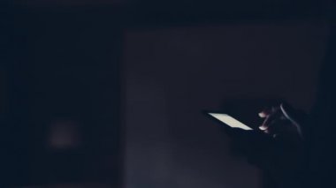 Adam akıllı telefondan ışığı yakar.