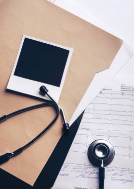 Tıbbi steteskop ve hastanın tıbbi bilgilerini kapatın.