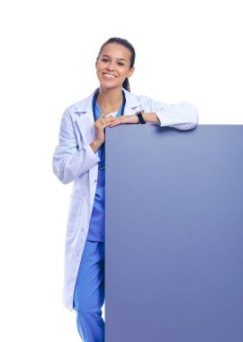 Boş reklam panosu olan bir kadın doktor..