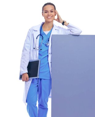 Boş reklam panosu olan bir kadın doktor..