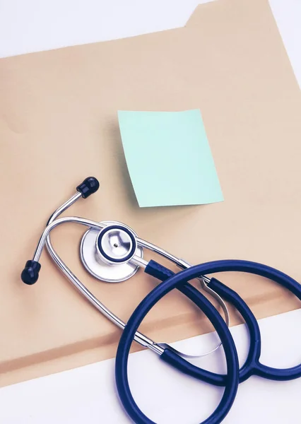 Afile folder, een stethoscoop en een pen op ekg — Stockfoto