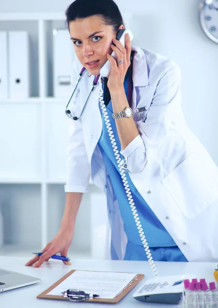 Porträt einer jungen Ärztin im weißen Kittel am Computer — Stockfoto