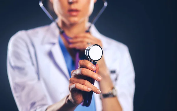 Doctora con estetoscopio escuchando, aislada sobre fondo gris —  Fotos de Stock