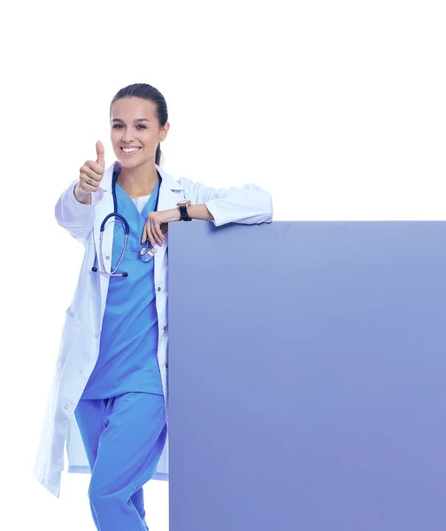 Une femme médecin avec un panneau blanc. Femme médecin — Photo