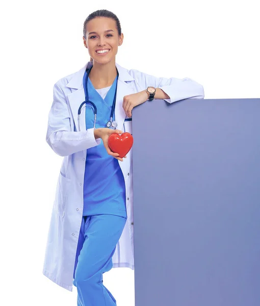Closeup médico retrato com estetoscópio, segurando o coração, papel branco em branco — Fotografia de Stock