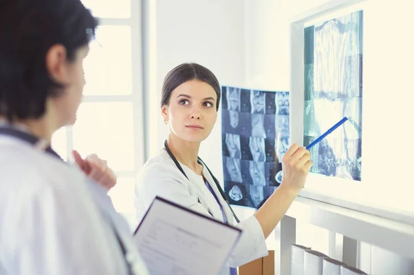 Deux femmes médecins pointant des rayons X dans un hôpital — Photo