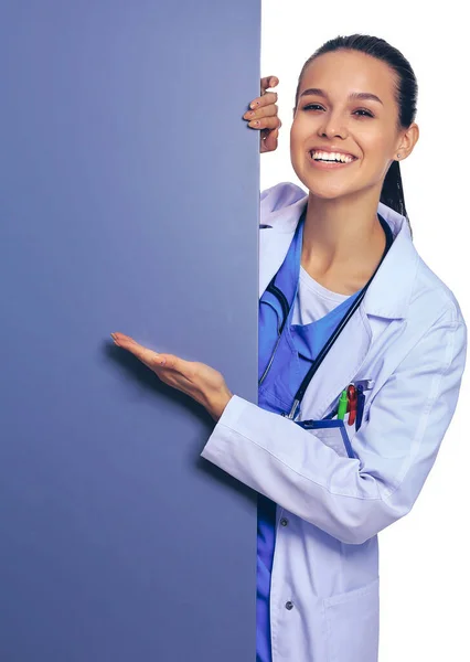 Femme médecin avec un panneau d'affichage vierge . — Photo