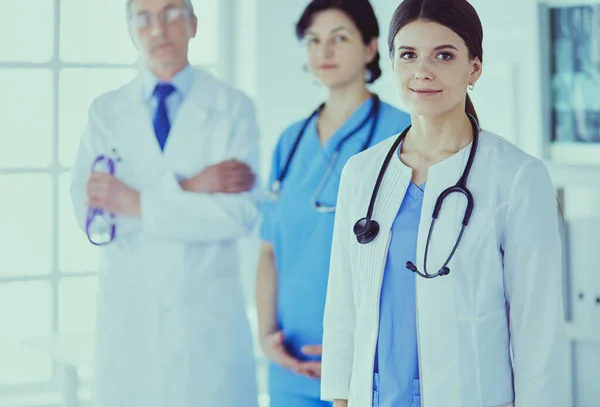 Groep artsen en verpleegkundigen in het ziekenhuis Ongevallen- en spoedeisende hulp — Stockfoto