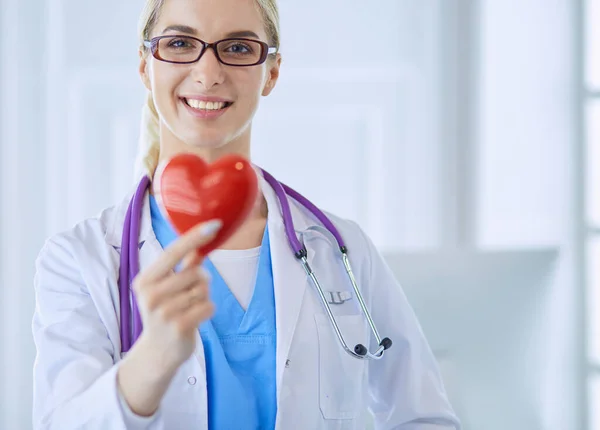 Vrouwelijke arts met de stethoscoop met hart — Stockfoto