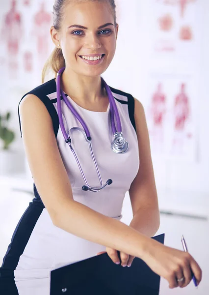Porträt einer freundlichen Ärztin mit Stethoskop und Tablette in der Hand. — Stockfoto