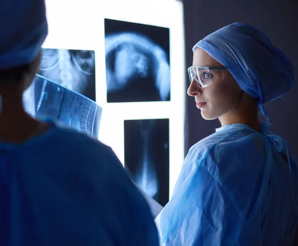 Dos mujeres médicas que miran rayos X en un hospital — Foto de Stock