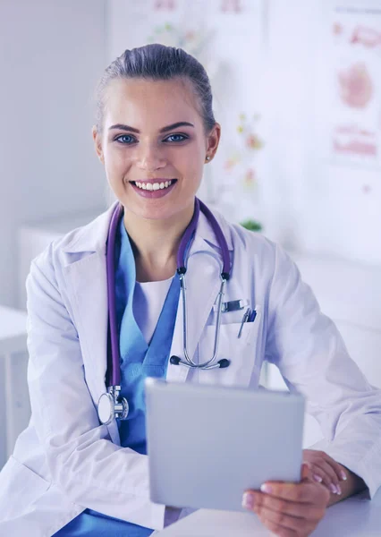 Primer plano Retrato de una médica amigable con estetoscopio y tableta en las manos. — Foto de Stock