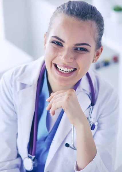 Gros plan Portrait d'une femme médecin amicale avec stéthoscope souriant à la caméra. — Photo