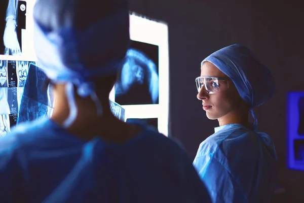 Duas mulheres médicas olhando para raios-x em um hospital — Fotografia de Stock