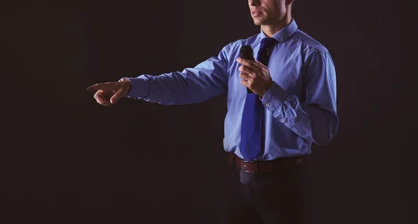 Een man met een microfoon terwijl hij met zijn vinger naar je wijst. — Stockfoto