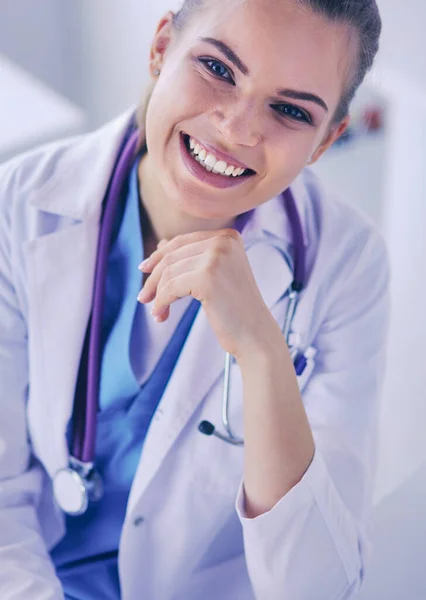 Close-up Portret van vriendelijke vrouwelijke arts met stethoscoop glimlachen op camera. — Stockfoto