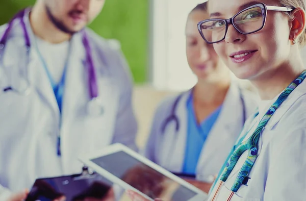 Doctor mostrando algo en su tableta a su equipo médico —  Fotos de Stock