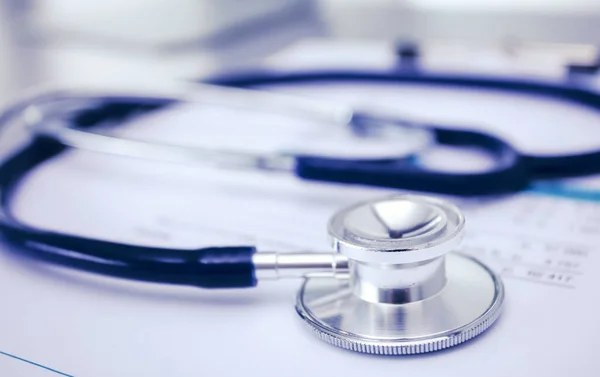 Attrezzatura medica: stetoscopio blu e tablet su sfondo bianco. Attrezzature mediche — Foto Stock