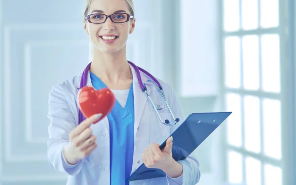 Médecin féminin avec le stéthoscope tenant le cœur — Photo