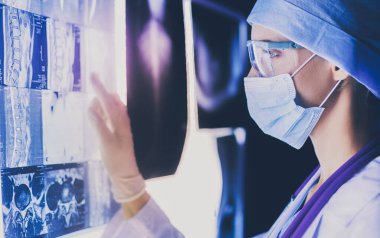 Hastanede röntgen çektiren iki kadın doktor..