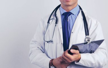 Dosyası olan erkek doktor, beyaz arka planda izole edilmiş.