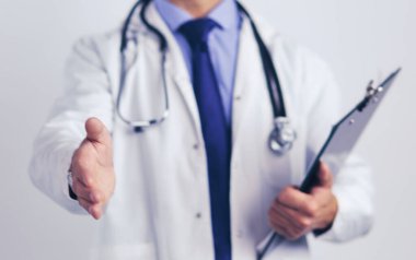 Dost canlısı erkek doktor, sarılmaya hazır.