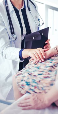 Doktor ve hasta masada otururken bir şey tartışıyorlar. İlaç ve sağlık hizmetleri kavramı