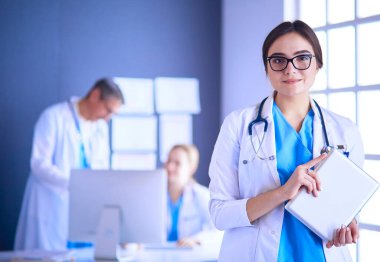Hastane lobisinde tablet bilgisayar kullanan kadın doktor.