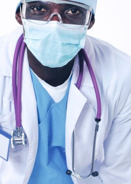 Ameliyat üniformalı erkek cerrah steteskoplu.