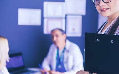 Doktor ve hasta masada otururken bir şey tartışıyorlar. İlaç ve sağlık hizmetleri kavramı