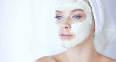 Genç bir kadının banyoya yüz pudrası sürerken fotoğrafı.