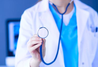 Doktorların ellerinin steteskopu klinikte tutarken yakın plan çekimleri..