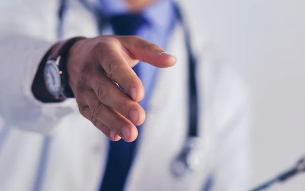 Amical médecin masculin avec la main ouverte prête pour étreindre — Photo
