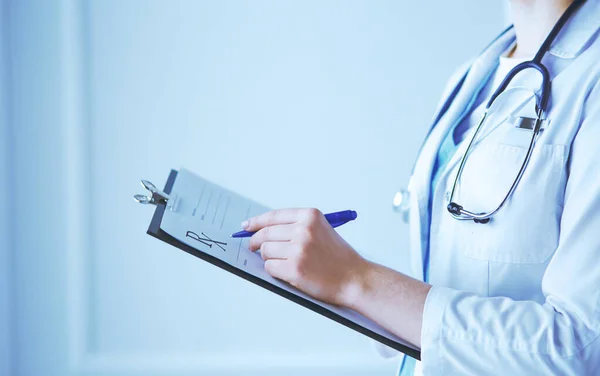 Ärztin steht mit Ordner im Krankenhaus — Stockfoto