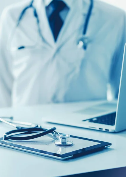 Médicos trabajando en la computadora en el hospital . —  Fotos de Stock